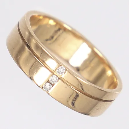 Ring med diamanter ca 3x0,005ct stl:18 bredd 5mm repor gravyr 18K Vikt: 5,9 g