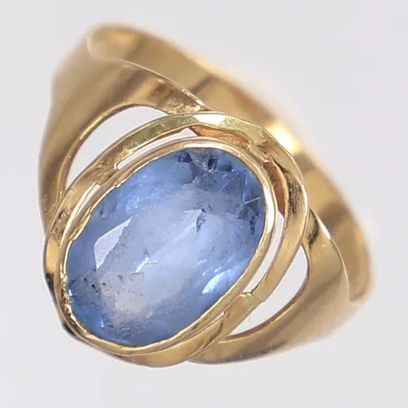 Ring med blå sten stl:19 bredd 3-15mm slitage 18K Vikt: 3,2 g