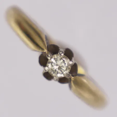 Ring med diamant ca 0,16ct stl:17¾, bredd 2,1-5,6mm, 14K  Vikt: 3,7 g