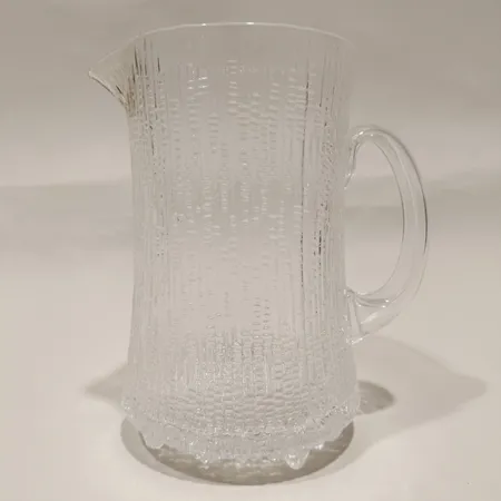 Karaff med handtag Ultima Thule av Tapio Wirkkala för Iittala, höjd ca 20cm Skickas med paket.