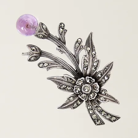 Brosch med lila sten samt markasiter 51x26mm, 2st stenar saknas silver 830/1000 Vikt: 9,5 g