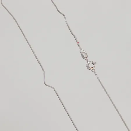 Kedja Ormlänk ca 43,5cm bredd 0,8mm, skadad länk, vitguld GHA 18K Vikt: 2,7 g