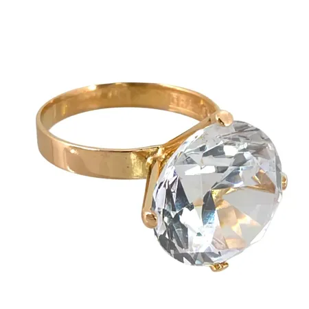 Ring i 18K guld med Bergkristall Ø12 mm, Guldfynd (GFAB), svensk kontrollstämpel, stl:16¼ mm, skenans bredd 2,7 mm, sten med något minimalt märke, för övrigt i fint skick Vikt: 3,8 g