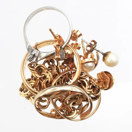 Diverse guld, defekter/gravyrer, 18K Vikt: 22 g