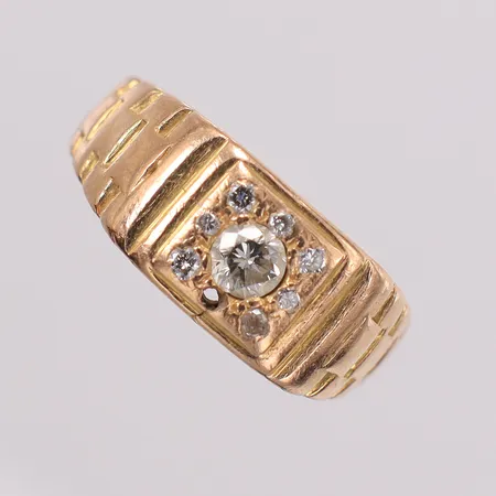 Ring med diamanter 1xca0,22ct, 6xca0,01ct, stl:17¼ bredd 4,1-8,3mm, skena av på mitten, bucklig, saknar diamant. 18K Vikt: 10,4 g