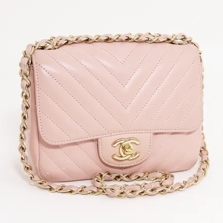 Väska Chanel Timeless/Classique 2016-2017, ca. 17x12x7,5cm, rosa kalvskinn beslag i guldfärgad metall, numrerad, lättare bruksslitage. inga övriga tillbehör