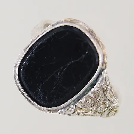 Klackring med svart sten stl:18¼ bredd 2,9-17,6mm sten med nagg/repor silver 835/1000 Vikt: 3,8 g