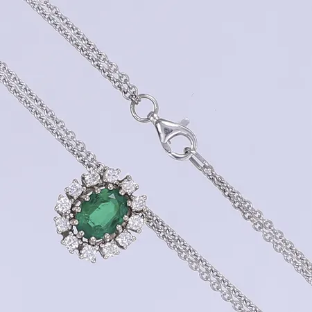 Collier med dubbelkedja smaragd 1x ca 0,80ct och diamanter 8x ca 0,03ct längd ca 42cm hänget ca 13x10mm vitguld 18K vikt 7,5g brutto