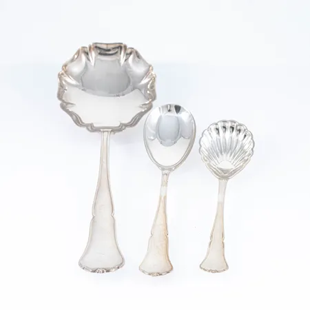 Finsk Chippendale i silver (830/1000) tre serveringsskedar. Längder 125, 142, 200 mm. Finska stämplar med svenska importstämplar. Bruksskick. Vikt 98,8g. 