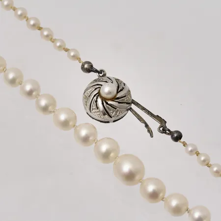Pärlcollier 54cm, odlade pärlor, docerat, bredd 3-7,3mm, silver lås. Vikt: 0 g
