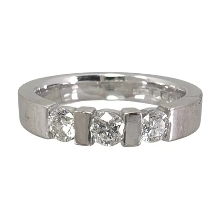 Diamantring i 18K vitguld Diamanter 3 x 0,15ct, Guldsmed Björn Nilsson AB (GBON), Kristianstad, stl:17¼ mm, bredd 3,7 mm, litet nagg på en av stenarna, märke på skenan Vikt: 7 g