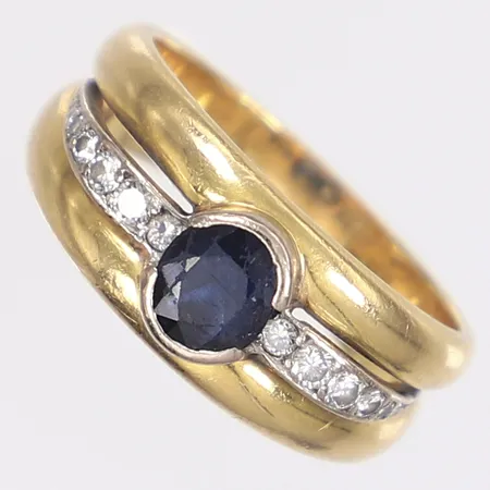 Ring med diamanter om totalt ca 0,18ct och troligen safir stl:19½ bredd 5-10mm omarbetad slitage på blå sten 18K Vikt: 9,8 g