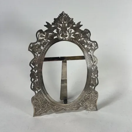 Fotoram med graverad dekor höjd 24cm Iran stämplad Tabriz 84 silver 875/1000 Vikt: 194,6 g