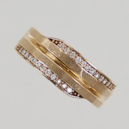 Ring med vita stenar stl 17¾ bredd ca 4,4 - 7,8mm, slitet, 18K Vikt: 2,5 g