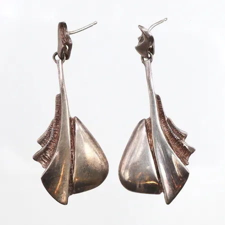 Ett par örhängen 55x25mm, stift, saknar snurrebussar, 925/1000 silver Vikt: 9,2 g