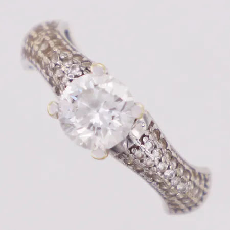 Ring vita stenar stl:17¾ vitguld, omrodinering behövs, 14K   Vikt: 3,3 g