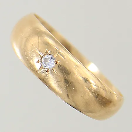 Ring med vit sten stl:17 bredd 2,6-5,6mm 18K Vikt: 1,2 g