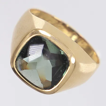 Ring med grön sten stl 18¾ bredd 3-1mm svenska stämplar 1958 gravyr daterad samma år 18K bruttovikt 4,9g Vikt: 0 g