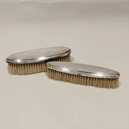 Två borstar längd 17+18cm, bredd 4cm+6,5cm, GAB år 1925 samt 1926, silver 830/1000 bruttovikt: 209,9g