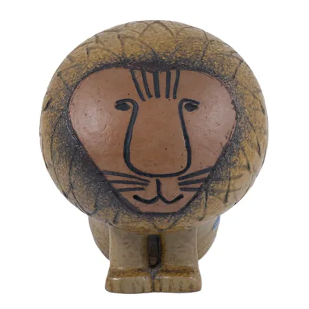 Figurin Lisa Larson Lejon ur serien Afrika höjd 14cm, Gustavsberg, etikettmärkt, stengods. Skickas med postpaket.