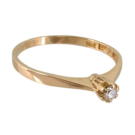 Diamantring i 18K guld, Diamant 0,04ct, stämplat på skenans insida, Markströms Guldsmeds Ab (MGAB), svensk kontrollstämpel, stl:17½ mm, bredd 1,7 - 3 mm Vikt: 1,6 g