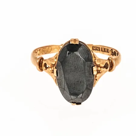 Ring med en hematit stl:16¾ bredd 1,6 - 12,8 mm 2,1g 18K. Gravyr.