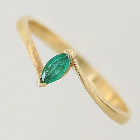 Ring med grön sten stl:17 bredd 1,9-6,3mm 18K Vikt: 1,7 g