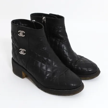 Skor boots Chanel svart quiltat läder med CC-logga stl:36½, snr: JG31204, bruksslitage