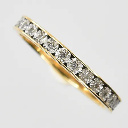 Ring med vita stenar stl 15½, bredd 2 mm, rödguld/vitguld, 18K. Vikt: 1,3 g
