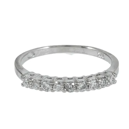 Ring med 9 x ca 0,03ct briljantslipade diamanter stl:17½ bredd 1,5-2,4mm, gravyr, vitguld 18K 2,5g.