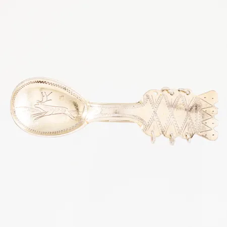 Brosch sked 56x16mm, ring saknas, gravyr, silver 4,8g.