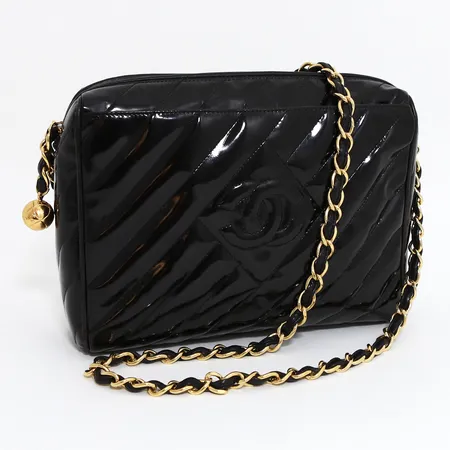Väska Chanel svart lackläder ca. 24x19x9cm , från 1994-1996, Made in Italy, tassel på guldfärgad kula saknas, certifikat samt dustbag medföljer Vikt: 0 g Skickas med postpaket.