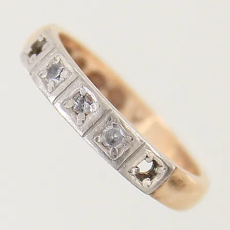Ring med vita stenar stl: 17 bredd 2,9-3,5mm stenar saknas 14K Vikt: 3,6 g