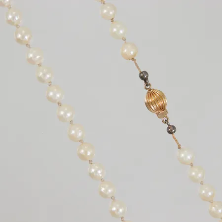 Pärlcollier odlade pärlor ca 47cm, Ø ca 5,7mm, bör träs om, lås 18K Vikt: 0 g