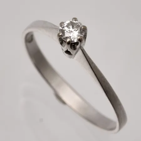 Ring stl:16, bredd 2-3,5mm, diamant 0,12ct, 1981, 18K vitguld, 1,38g.