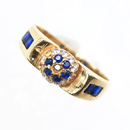 Ring med blå samt vita stenar, Stl:16, bredd: 2,7-6,5mm, en sten saknas, 14K Vikt: 3,1 g