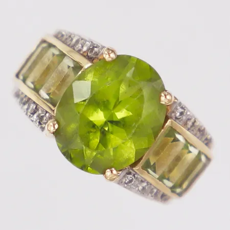 Ring med diamanter 16 x ca0,005ct och gröna stenar stl:17¼, bredd 3,6-10,4mm, 18K  Vikt: 7,4 g