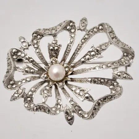  Brosch 32,7x41,9mm, Pärla och Markasiter, 830/1000 silver, 10,85g.