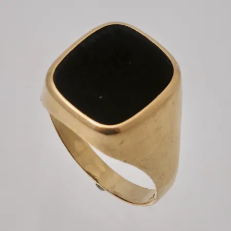 Klackring stl:22½ bredd 3,5-17,3mm, Onyx, repror på sidan av sten, 18K, 5,7g.