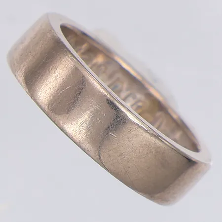 Ring slät stl:15¼ bredd 5mm vitguld, gravyr, 18K Vikt: 7,4 g