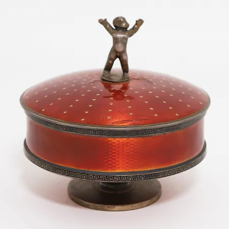 Lockskål på fot med emalj höjd: ca.14cm, Ø13,5cm, förgylld insida, nyklassicism 1920-30 tal, J. Tostrup Oslo Norge, emaljskador på lock samt en på bård, silver 925/1000 Vikt: 617 g