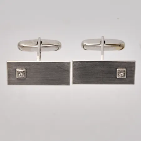 Manschettknappar mått 10,5x24mm, diamanter 8/8 silpade, 18K vitguld, 8,83g.