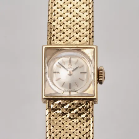 Damur Omega i 18K guld, manuell, ca 14x14mm, cal 483, serie-nr 20426577, integrerad länk i 18K guld, handledsmått inklusive ur ca 17cm, bruttovikt 34,95g, ca nettovikt 31g, går ej.