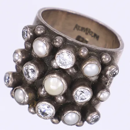 Ring KUM KUM med pärlor och vita stenar stl:19½ bredd 13-21mm silver 925/1000 Vikt: 22,3 g