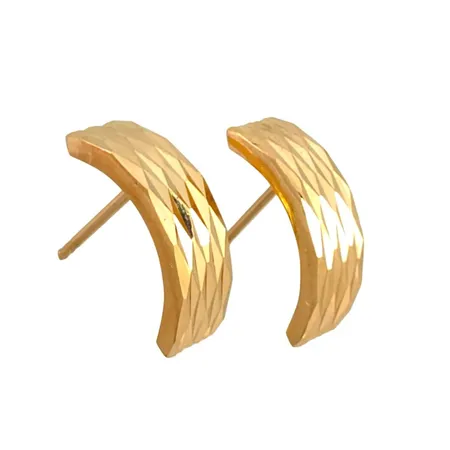 Örhängen i 18K guld, mönstrad modell, längd 14 mm, bredd 5 mm, ploppar saknas, fint skick Vikt: 0,7 g