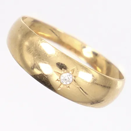 Ring slät med vit sten stl:18¾ bredd 2,5-6mm repig ojämn skena 18K  Vikt: 1,4 g
