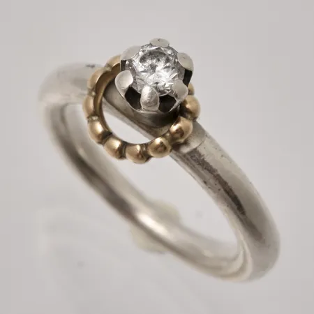 Ring stl:15½, bredd 2,7-8,3mm, 1st vit sten och lös guldfärgad ögla runt fattningen, ALE, silver 925/1000, 4,47g.