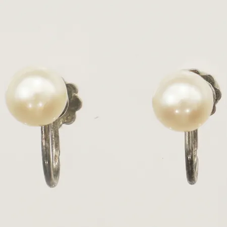 Ett par örhängen med pärlor Ø7mm aningen skeva silver 830/1000  Vikt: 2,1 g