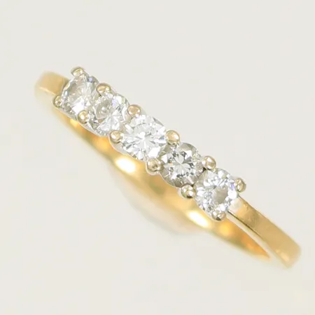 Ring med diamanter 5 x ca 0,05 ct stl 16½, bredd 2-3mm, 18K, 2,7g Vikt: 2,7 g