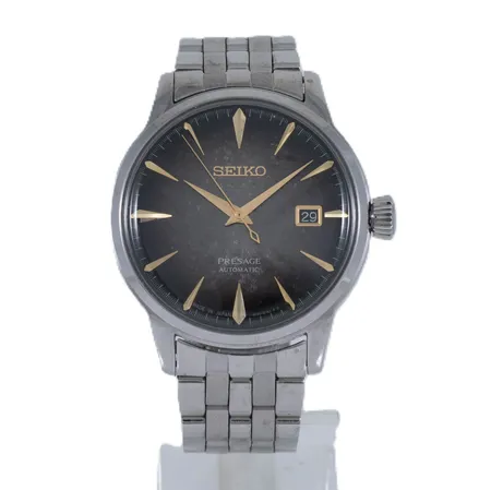 Herrur Seiko Presage Tokyo Night i stål Boett Ø 40 mm. Ref 4R35-06J0. Glasbaksida. Automat. Limited edition 8742/9000. Stålband med viklås. Innermått 17,5 cm. Fem extralänkar som ger 5 cm medföljer. Kvitto från 2026-01-09 (6.998kr). Originalbox medföljer.